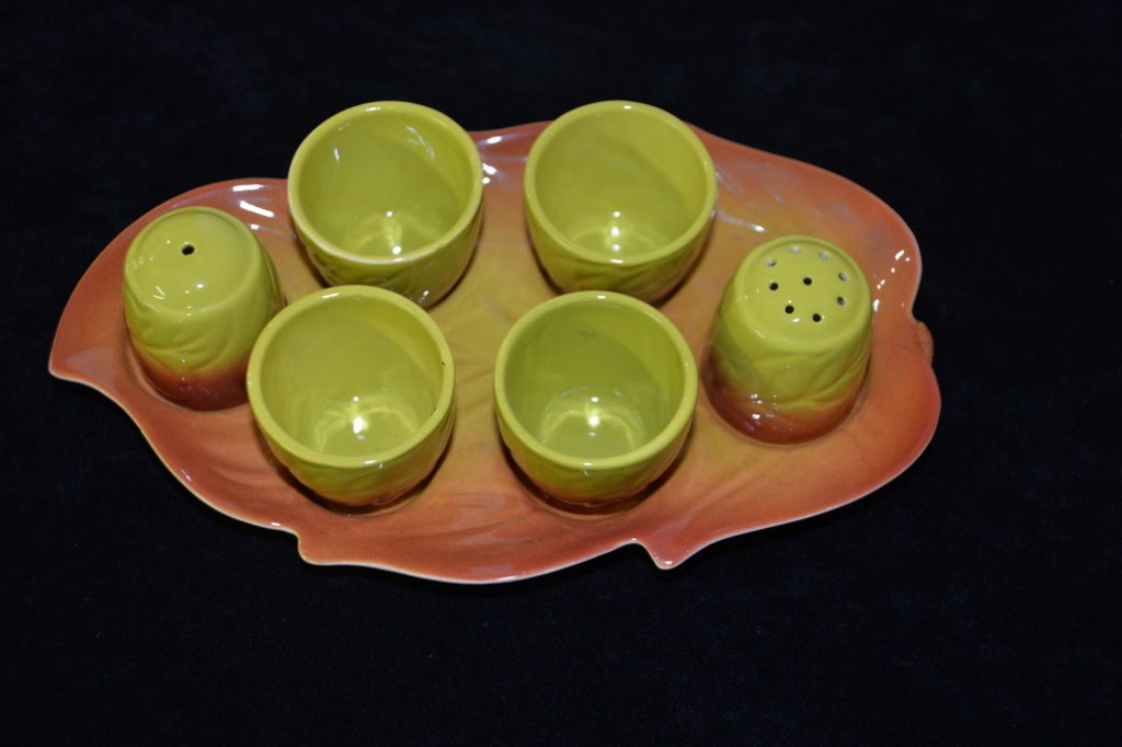 Leaf egg cruet base plate