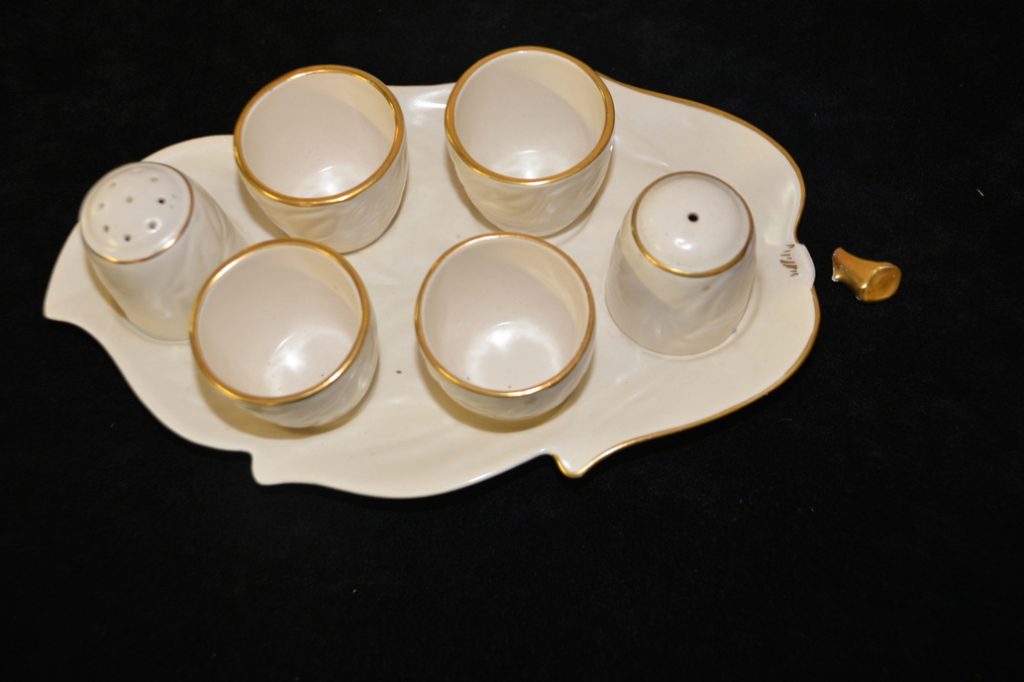Leaf egg cruet base plate white pearl with gold trim